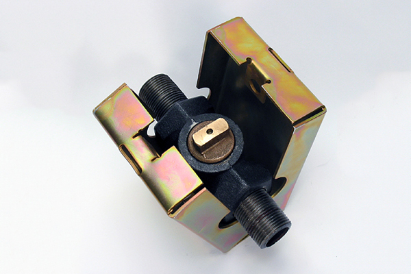 The Clam Shell Locking Device completely encloses the gas valve providing excellent protection against tampering.
